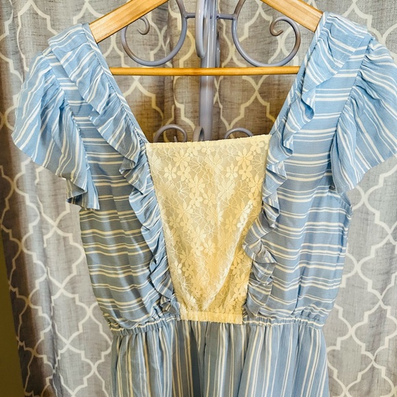 🌻Hem & Thread Light Blue and Cream Garment - Picture 2 of 6